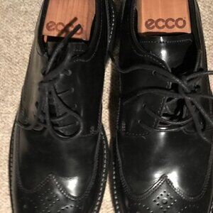 ECCO leather dress shoe with brogue detailing. NEW!